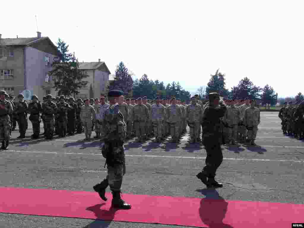 Свеченост по повод испраќањето на нов контингент македонски војници во Авганистан - Во касарната Илинден во Скопје свечено беше испратен контингентот на АРМ кој како дел од наменските сили ФЕНИКС ќе извршува задачи во рамки тена мисијата ИСАФ во Авганистан.