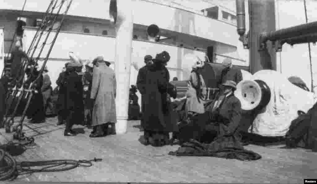 Grupa preživjelih sa "Titanica" na palubi broda "Carpathia" nakon što su spašeni.