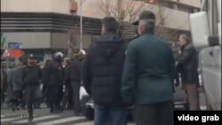 عکس از ویدئوی حضور نیروهای امنیتی در خیابان انقلاب تهران