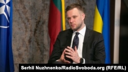 «Сумно, що нам довелося витрачати стільки часу на обговорення відступів, а не посилення санкцій», – каже Габріелюс Ландсбергіс