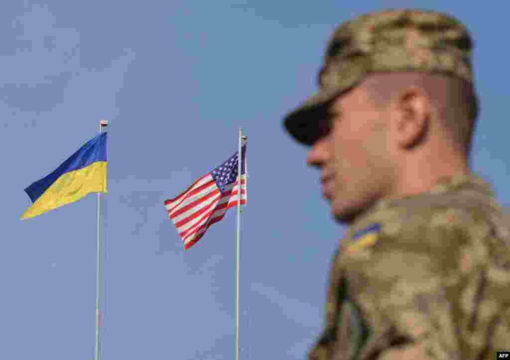 Украинский военнослужащий во время церемонии открытия учений.