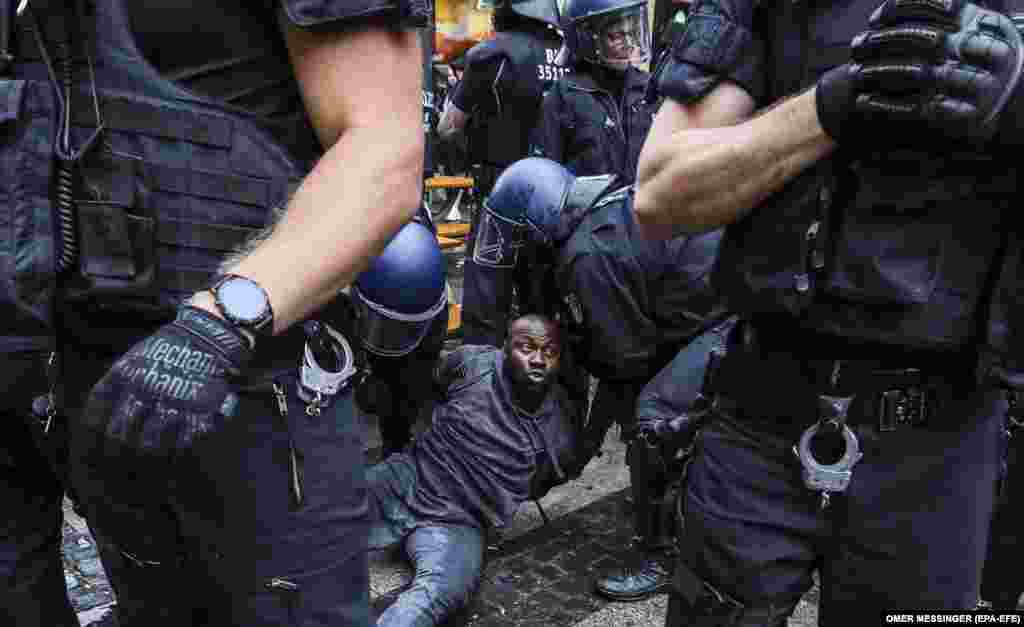 Германските полицајци приведоа маж следејќи го бдеењето на „Black Lives Matter“ на плоштадот „Александарплац“ во Берлин, Германија. Некои судири меѓу полицијата и протестантите се случија откако заврши главната демонстрација.