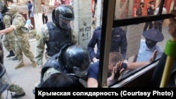 Масові затримання кримських татар біля будівлі ФСБ Росії в окупованому Криму, 4 вересня 2021 року