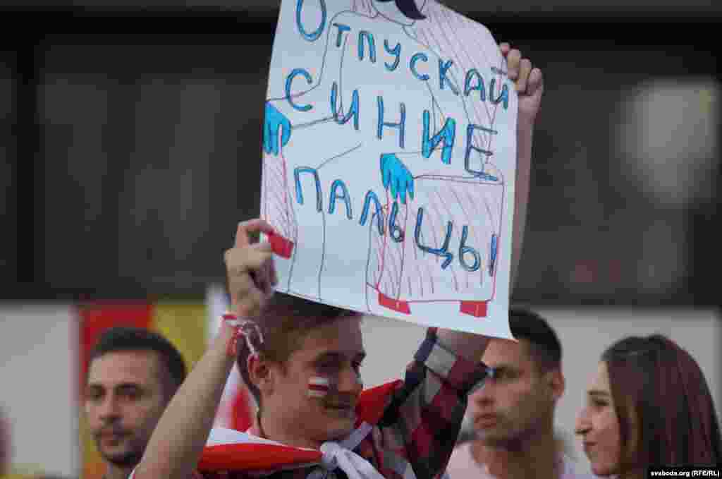 Транспарент: „Остави ги модрите прсти“. Станува збор за изјава во ноември 2019 година на Лукашенко. Тој тогаш им рече на новинарите дека нема да држи претседателството со прсти што би помодриле од тоа што ќе ги затегнете премногу цврсто.