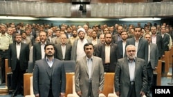 سعید مرتضوی (چپ) در کنار محمود احمدی‌نژاد