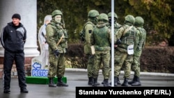 Російські військові без знаків розрізнення на вулицях Сімферополя, 28 лютого 2014 року