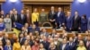 La 11 ianuarie, prim-ministra estoniană Kaja Kallas (cu jachetă galbenă), a asistat la discursul rostit în Parlamentul de la Tallinn de președintele ucrainean Volodimir Zelenski, pozând apoi într-o „fotografie de familie” (sursă: AP Photo)