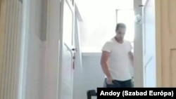 Filippínó férfi takarít egy párizsi lakásban