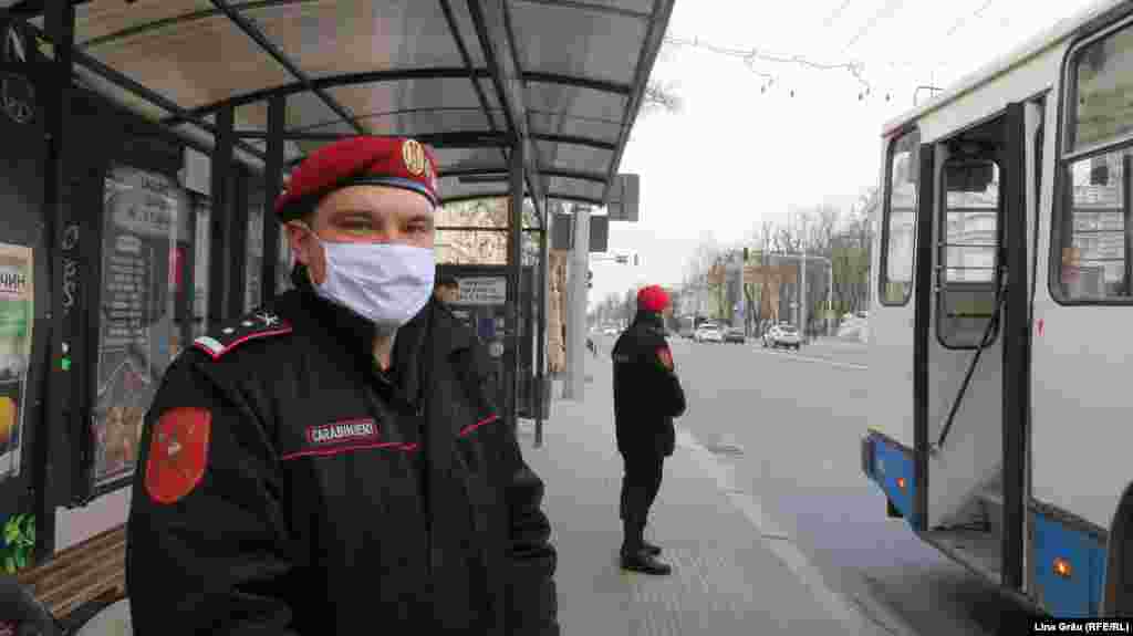 Carabinierii au patrulat în stațiile de transport public din Chișinău, după ce autoritățile au decretat stare de urgență, explicând pasagerilor cum se pot proteja de virus. 