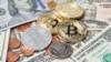 Bitcoin monedha digjitale dhe monedha dollari.
