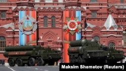 Ռուսաստան - S-400-ները Մոսկվայի Կարմիր հրապարակում զորահանդեսի ժամանակ, 9-ը մայիսի, 2017թ․
