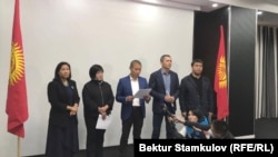 Политик Омурбек Бабанов (второй справа) и предприниматель Тилек Токтогазиев (в центре). Бишкек. 9 октября 2020 года.