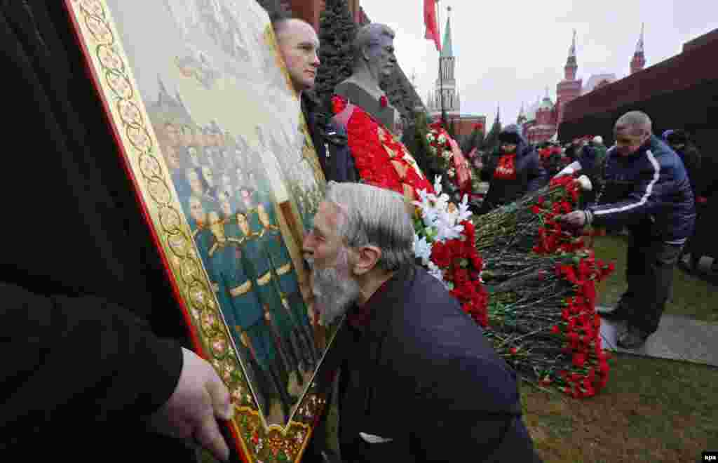 Відзначення дня народження Йосипа Сталіна на його могилі біля Кремлівської стіни на Червоній площі у столиці Росії. Чоловік цілує ікону із зображенням радянського диктатора. Москва, 21 грудня 2015 року