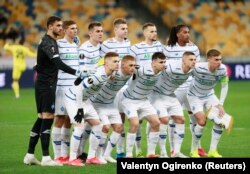 Lojtarët e Dinamo Kievit pozojnë për një fotografi përpara një ndeshjeje të Ligës së Evropës në Kiev, më 21 mars, 2021.