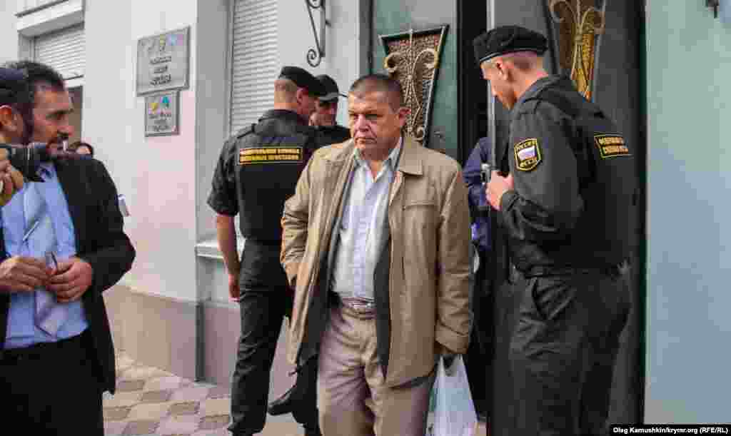 Член Меджлісу Алі Хамзін виходить з будівлі Меджлісу, яке зайняли судові пристави