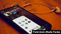کلابهاوس در حال حاضر فقط برای دارندگان گوشیهای اپل و با دعوتنامه قابل استفاده است.