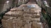 Коробки з медичним обладнанням на борту російського військово-транспортного літака перед його вильотом до США