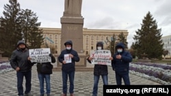 Оралдық белсенділер қаланың орталық алаңында тұр. 12 қараша 2020 жыл.