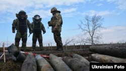 Військові знищують боєприпаси, зібрані на території військової частини в Балаклії, 29 березня 2017 року 