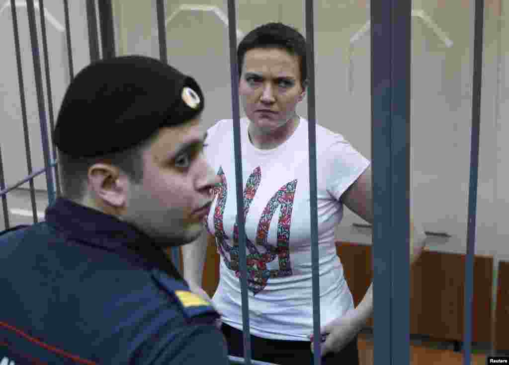 Українська льотчиця, новообраний народний депутат України Надія Савченко під час засідання суду у столиці Росії, Москва, 11 листопада 2014 року 