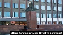 Бюст Леніна ў Талачыне, фота газеты «Наша Талачыншчына»