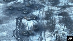 Tancuri rusești avariate și abandonate pe un câmp în apropiere de Vuhledar, localitate din estul Ucrainei, provincia Donețk. 