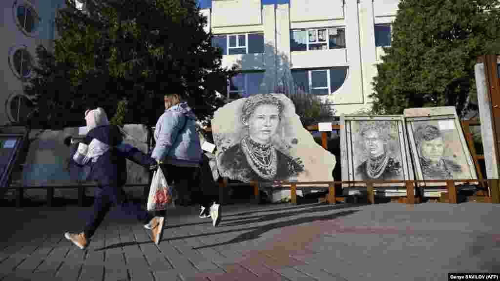 Egy nemzetközi és ukrán művészek által készített, graffitikből álló szabadtéri kiállítás 2024. november 7-én, amelyeket a lerombolt épületek romjaira festettek a Kijevi területen lévő Borogyankában. Mariana Oleszkiv, a Nemzeti Turizmusfejlesztési Ügynökség vezetője szerint a háborús turizmus fejlődése számos etikai kérdést vet fel, de a piac növekedése biztos, hogy bekövetkezik
