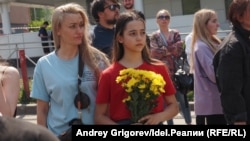 Az áldozatokra emlékeznek annál a kazanyi iskolánál, ahol egy fiatal 2021. május 11-én agyonlőtt 2 tanárt, 7 diákot és többeket megsebesített