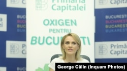 În primii trei ani de mandat se aprobă proiectele imobiliare ale dezvoltatorilor, care, cum altfel, bagă un ban grămadă  în diverse buzunare din primării şi, de multe ori, fac şi mai grea viaţa oamenilor din oraşele mari, spun cei de la Roșia Today