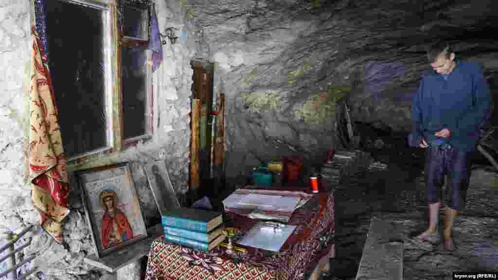 Деякий час існувала думка, що печерний монастир був заснований монахами, що бігли з Візантії, у VIII-IX століттях. Цих ченців називали іконопочитателями і на них були влаштовані гоніння
