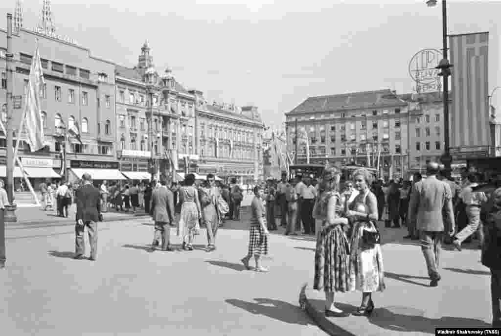 Луѓе кои уживаат во еден летен ден во Загреб во 1955 година. По смртта на Сталин, Југославија беше во можност да го игра со Западот против Советскиот Сојуз, бидејќи секоја страна се бореше за влијание врз земјата.
