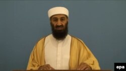 تصویر برگرفته از ویدئویی از سخنرانی بن‌لادن؛ این ویدئو از جمله اسنادی بود که سی‌آی‌ای در سال ۲۰۱۵ منتشر کرد