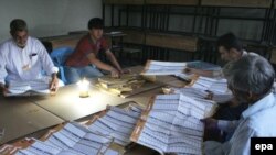 شمارش آرا در يکی از حوزه‌های رأی‌گيری شهر کابل 