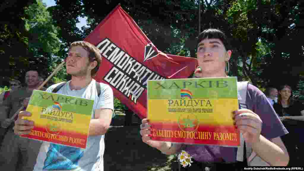 «Підтримуємо реабілітацію та повний легалайз реліктової рослини коноплі. Виробництво з неї тканин та ліків – знеболювальних та антидепресантів», – пояснюють Микита та Юля, активісти партії «Райдуга» 