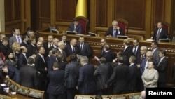 Депутати опозиційних фракцій блокують парламентську трибуну, Київ, 15 листопада 2011 року