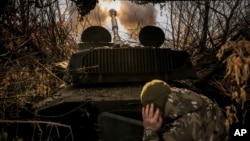Українські військові ведуть вогонь на Донеччині, листопад 2024 року