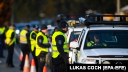 A szövetségi államok határán ellenőrzik az átlépőket, Albury, 2020. július 20.