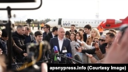 Бадра Гунба ў аэрапорце ў Сухумі, у сэпаратысцкім грузінскім рэгіёне Абхазія. Архіўнае фота
