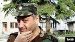 Выбранный экс-президентом образ Робин Гуда, вернувшегося на родину с благими целями, по мнению политиков, комичен