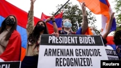 Membri ai diasporei armenești în fața ambasadei Turciei la Washington, după ce președintele Joe Biden a recunoscut oficial genocidul armenilor.