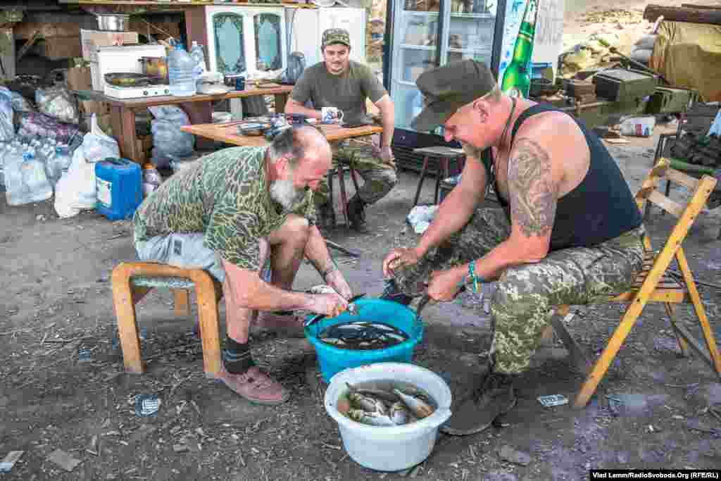 Приготування обіду з риби, яку зловили у місцевому ставку