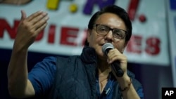 Candidatul la președinție Fernando Villavicencio vorbește în timpul unui eveniment de campanie la o școală, cu câteva minute înainte de a fi împușcat mortal în fața aceleiași școli din Quito, Ecuador.