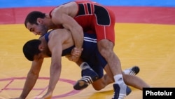 Արսեն Ջուլֆալակյանը (աջից) ադրբեջանցի Էմին Ահմադովը հետ կիսաեզրափակիչ մրցամարտի ժամանակ, Լոնդոն, 5-ը օգոստոսի, 2012թ.