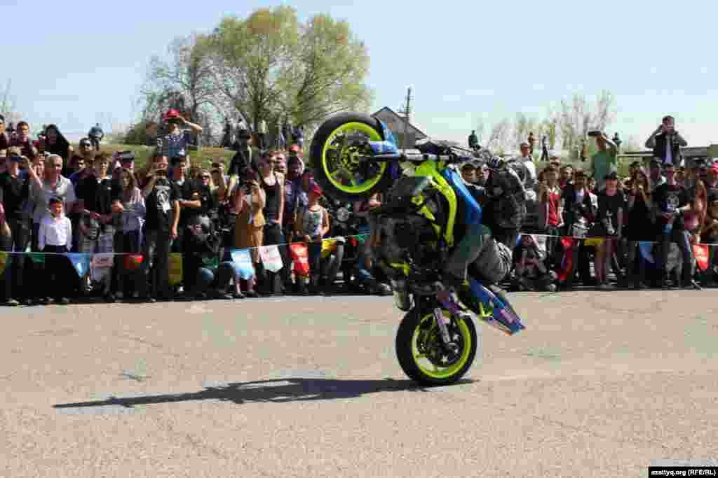 Основную часть слета заняло мотошоу команды "КазахSTUNT" под руководством Вячеслава Хлопцева из Алматы.