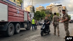سربازان ارتش لبنان در شهر صیدا در روز چهارشنبه همزمان با موج دوم انفجارهای تجهیزات ارتباطی متعلق به حزب‌الله