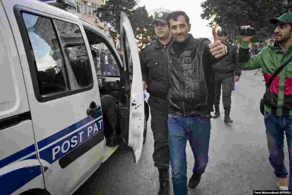 Mitinqdə İŞİD-in bayrağını yüksəldən adamı polis saxlayır.
