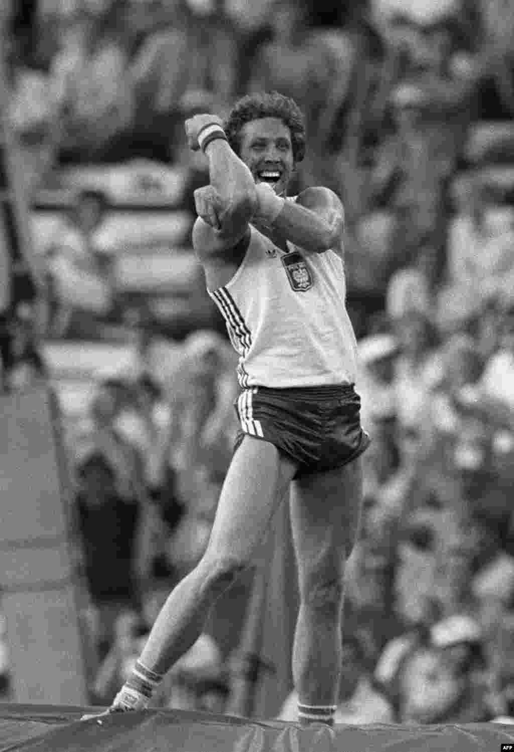 Polýak sportsmeni Wladislaw Kozakiýewiç Moskwada märekä gelşiksiz yşarat edýär.1980.