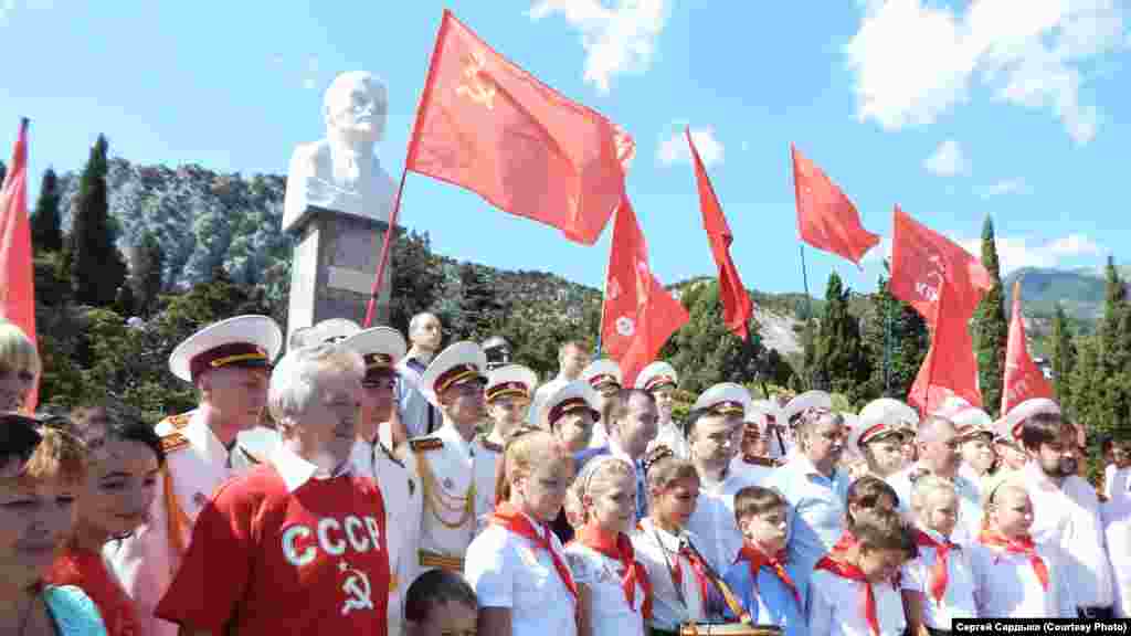 Бюст Леніна в Сімеїзі ‒ перший і поки єдиний великий пам'ятник цьому діячеві, зведений після анексії Криму. 5 вересня нинішнього року разом з відкриттям провели урочистий прийом селищної молоді в «піонери»