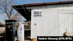 Centru mobil de testare Covid-19 în satul Laplje Selo, Kosovo, 11 martie 2021.