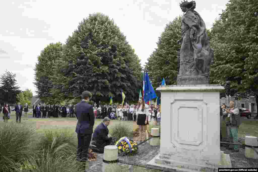 Під час робочої поїздки до Франції президент України Петро Порошенко відвідав місто Санліс, де вшанував пам'ять Анни Київської – королеви Франції та зустрівся з українською громадою Франції. Місто Санліс, 26 червня 2017 року. БІЛЬШЕ ПРО ЦЕ